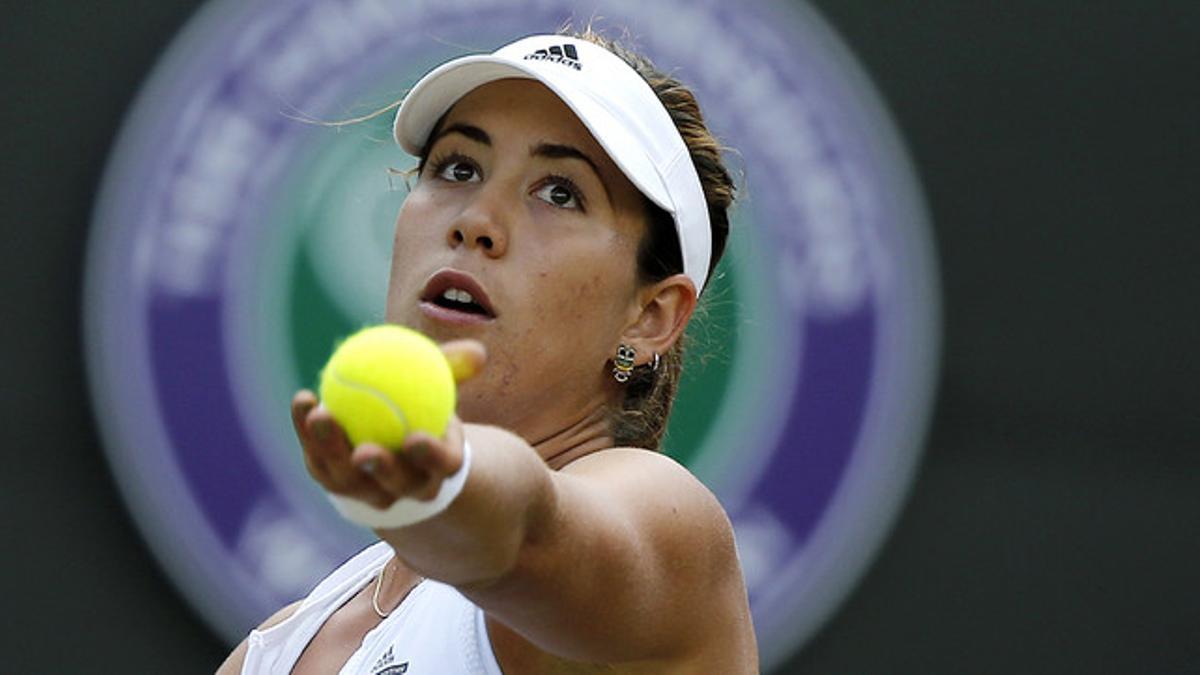 Garbiñe Muguruza se dispone a sacar, durante el partido contra Timea Bacsinszky, en cuartos de final de Wimbledon.