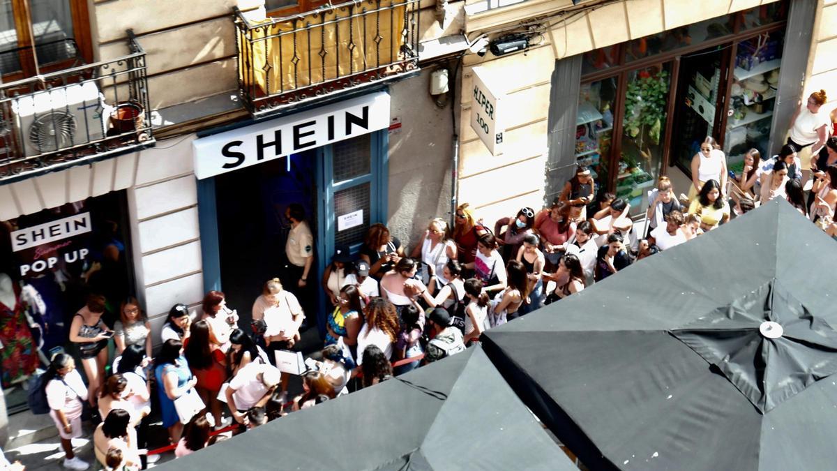 Largas colas en la inauguración de la primera tienda física temporal de Shein en Madrid, el 2 de junio de 2022