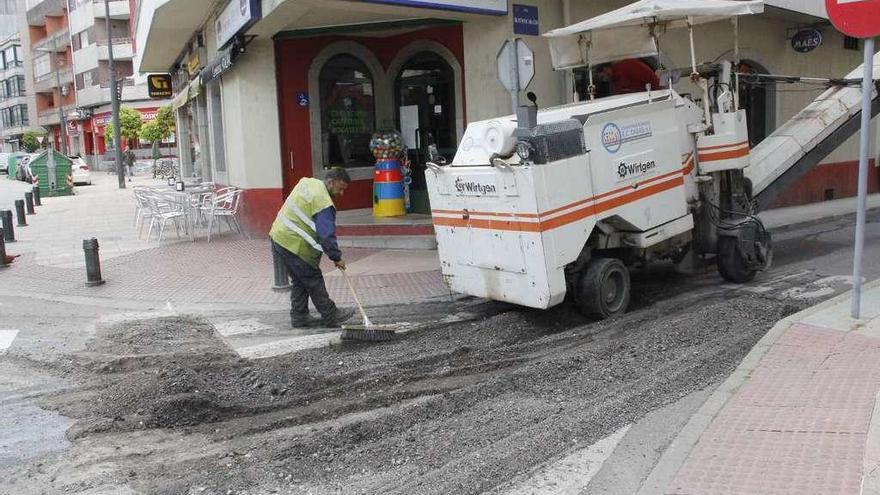 Trabajos de pavimentación la calle Busto de Abaixo.  // Santos Álvarez
