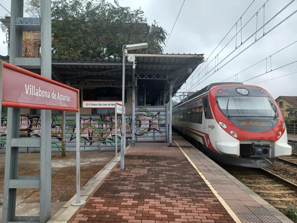 Un tren, parado junto al edificio de la llamada "estación inglesa", que presenta un importante deterioro.