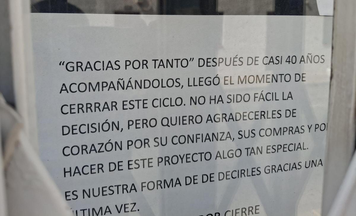 El cartel colocado por los dueños en la puerta del local