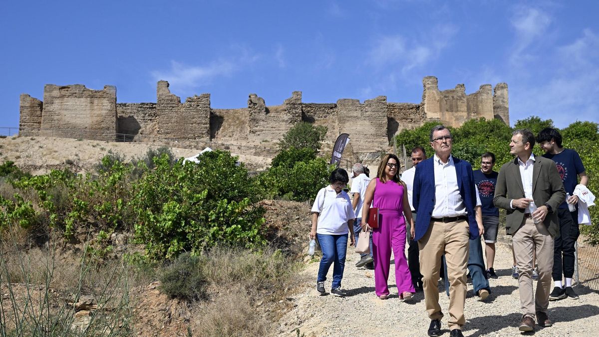 El alcalde Ballesta visitó la zona este lunes para presentar el proyecto de voluntariado.