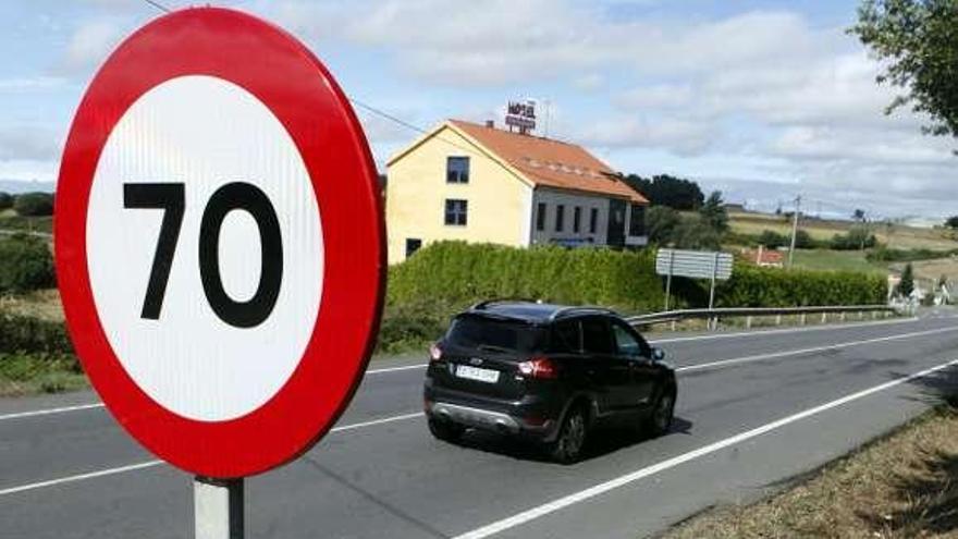 Señal de limitación de velocidad en la N-525, en Bendoiro.  // Bernabé/Luismy