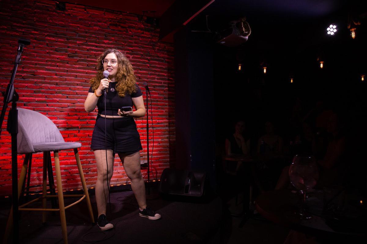 Irene Francolí en un un 'open' en el Golfo Comedy Club.