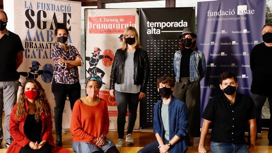 Els autors participants al X Torneig de Dramatúrgia amb els organitzadors del certamen