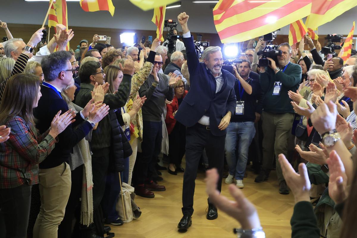 El candidato del PP a la Presidencia de Aragón, Jorge Azcón, en la noche electoral de las elecciones autonómicas de Aragón.