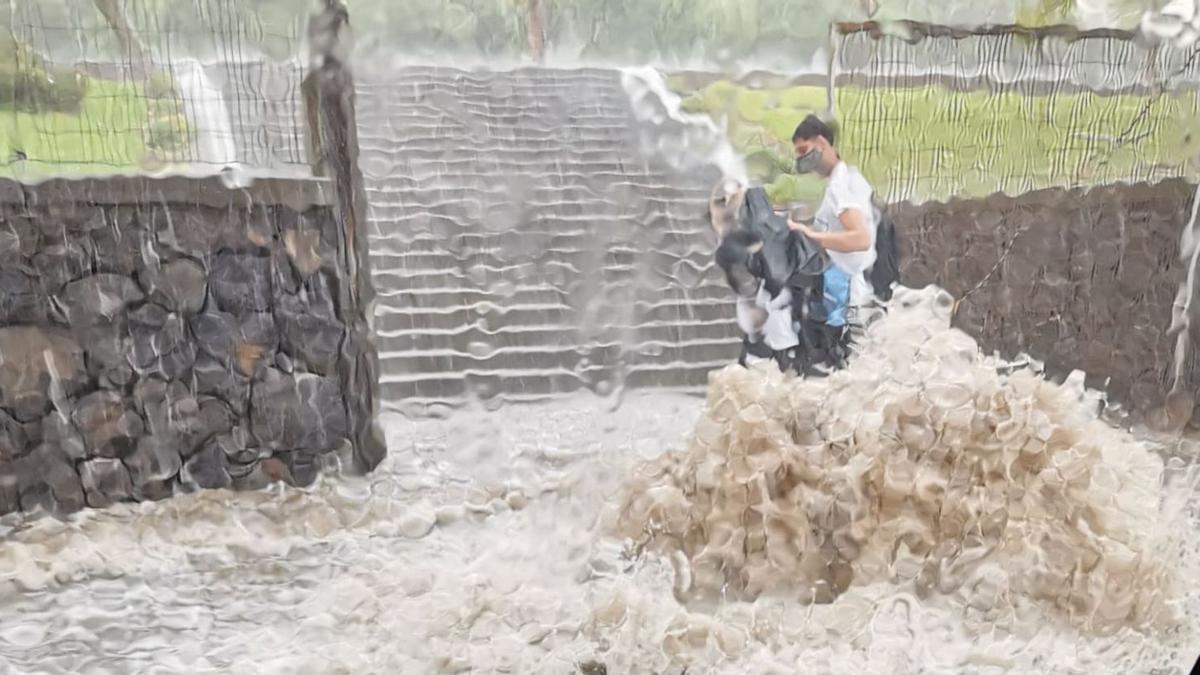 Una tromba de agua atasca la autopista TF-5 y provoca un socavón en La Cuesta