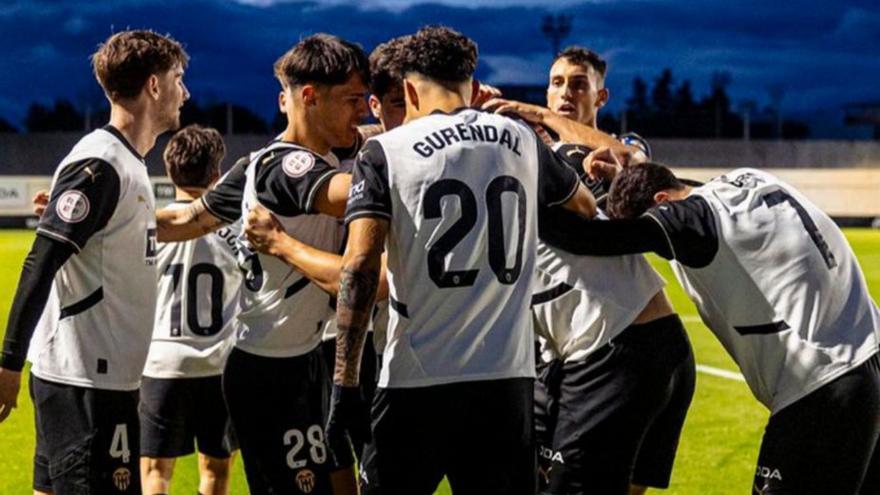 El Mestalla celebra un gol esta temporada en Paterna. | VCF