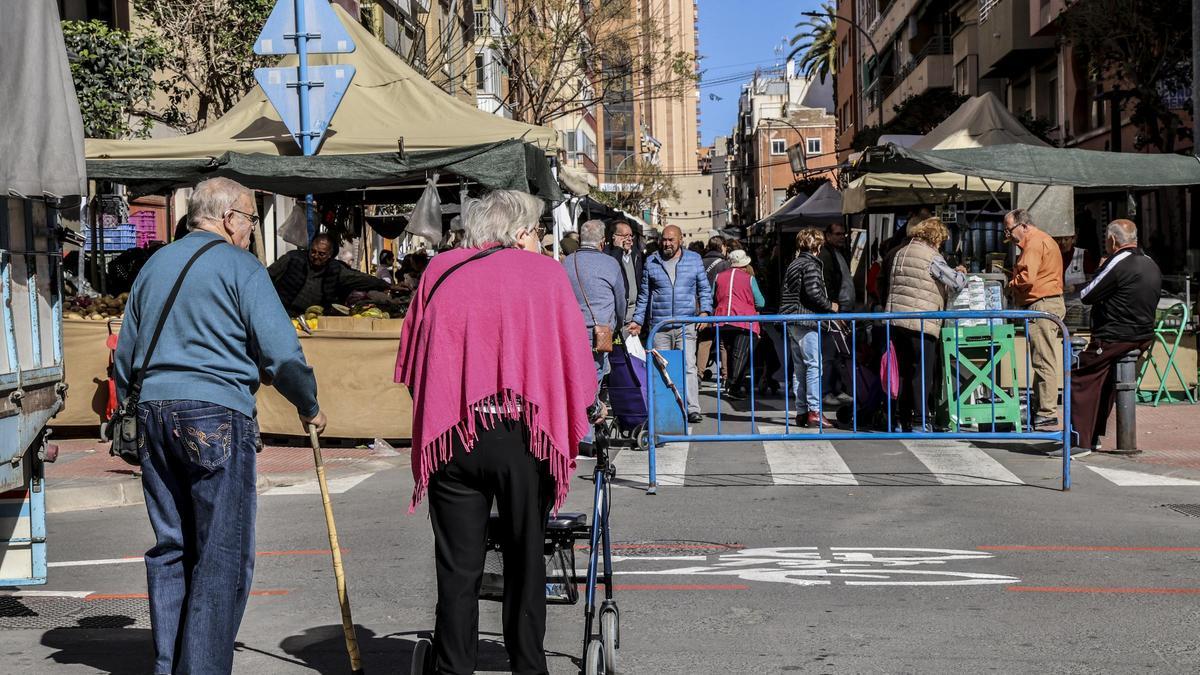 Personas mayores en una calle de Alicante