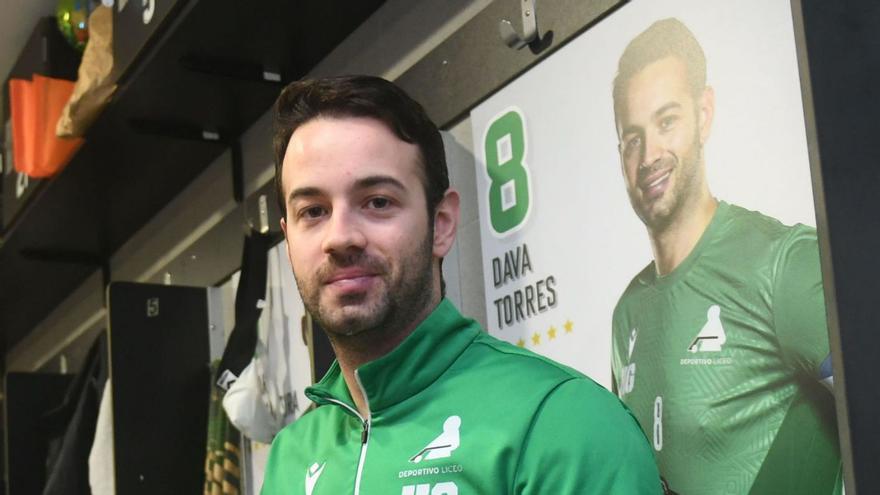 Dava Torres, capitán del Liceo, en el vestuario del equipo en el Palacio de Riazor.