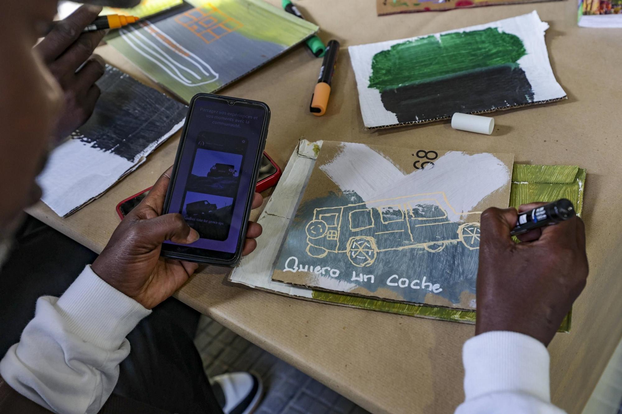 Una casa, un coche o un cordero: los deseos de los hombres y las mujeres que han llegado a Asturias huyendo de sus hogares