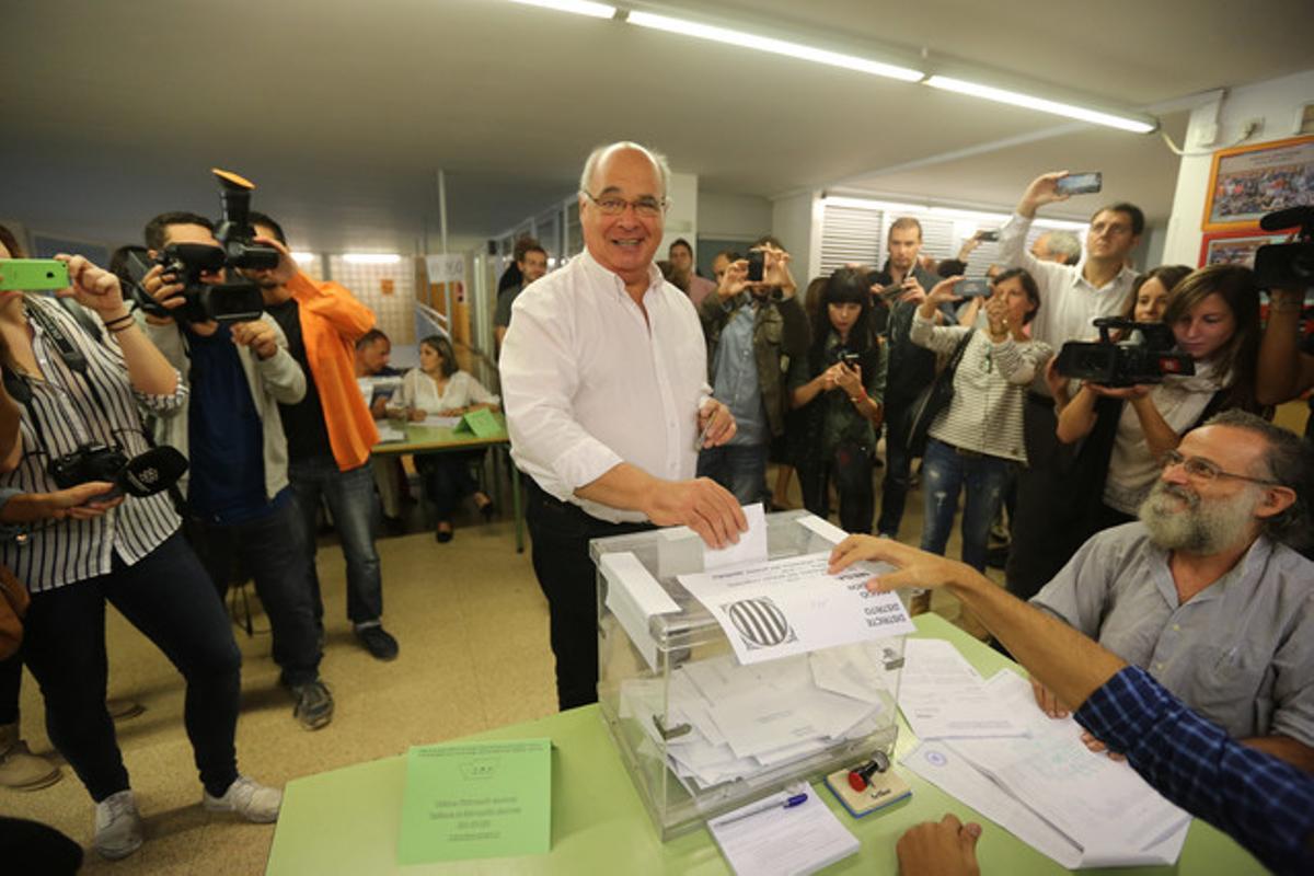 Lluís Rabell vota al CEIP Diputació de Barcelona.