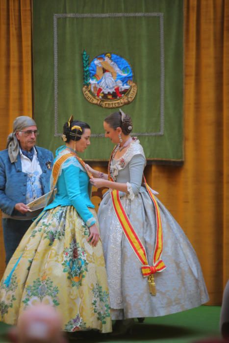 Intercambio de fotos con la fallera mayor e imposición de bunyols d'or