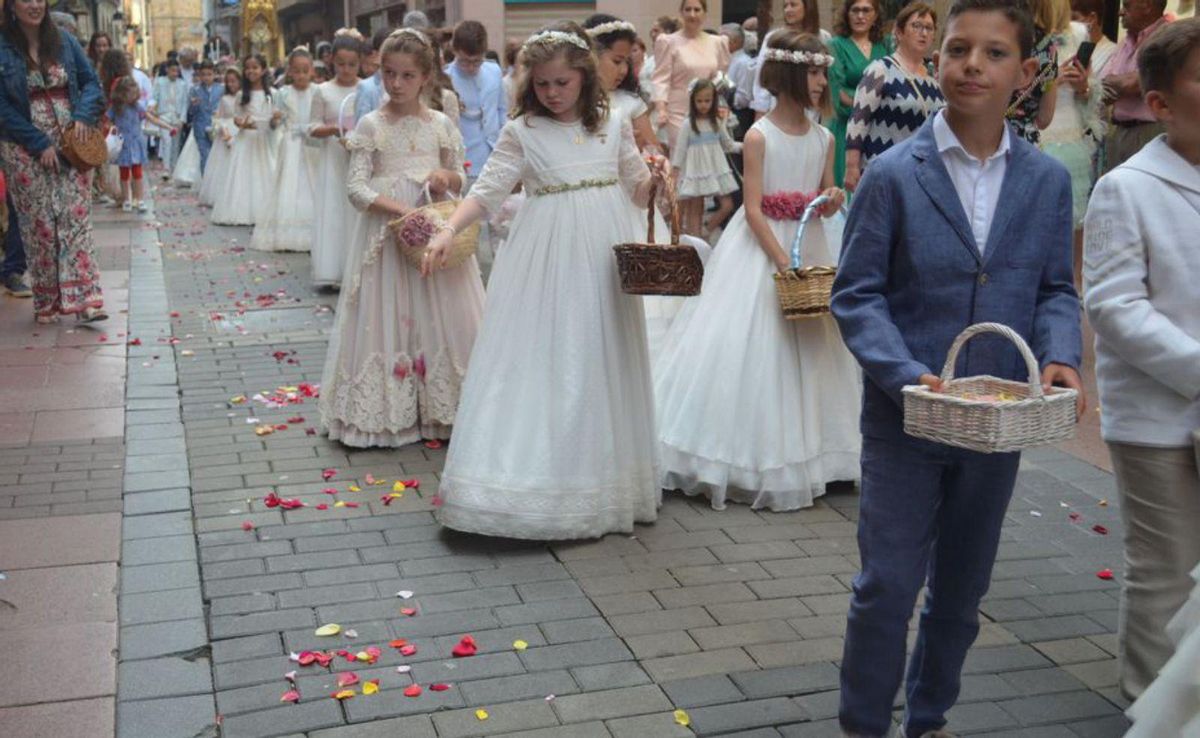 Un camino de rosas abre paso al Corpus