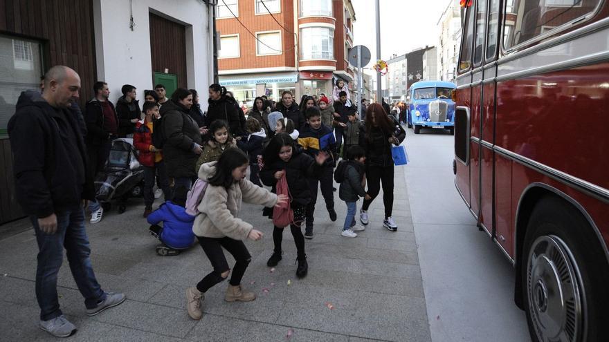 Familias con niños en la última Cabalgata de Reyes en Silleda.