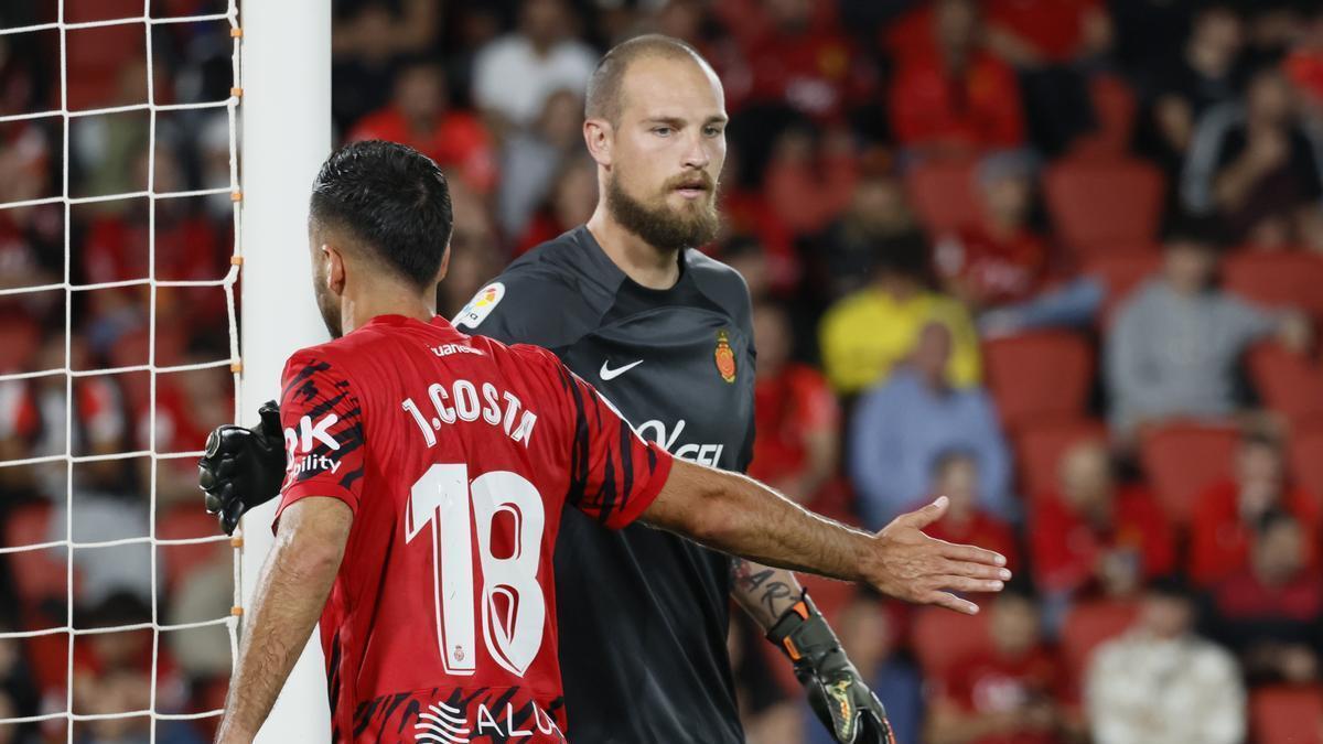 Rajkovic se saluda con Jaume Costa durante el partido.