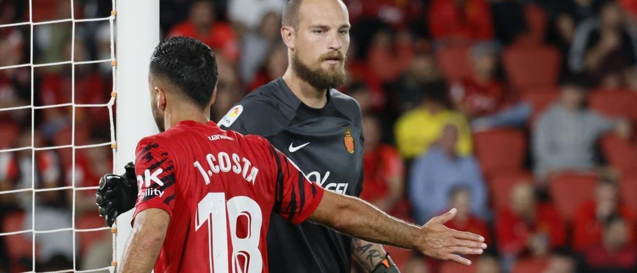 Rajkovic se saluda con Jaume Costa durante el partido.