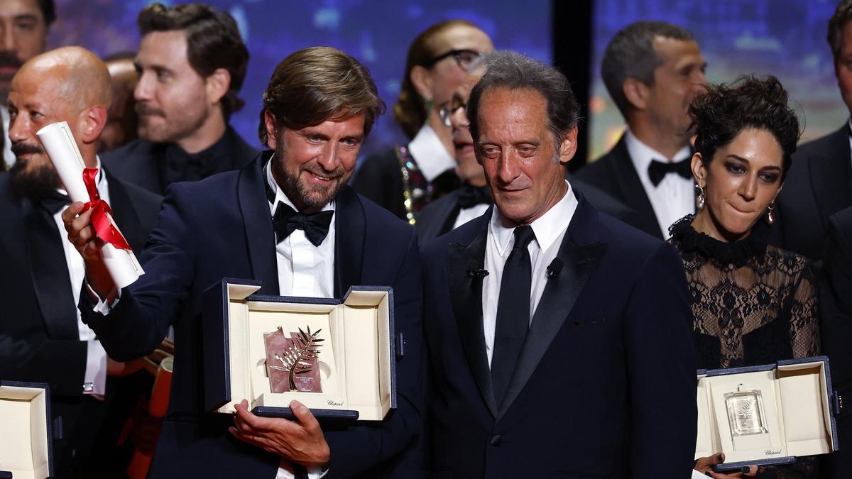 El director sueco Ruben Östlund recoge la Palma de Oro por su película 'Triangle of sadness'.