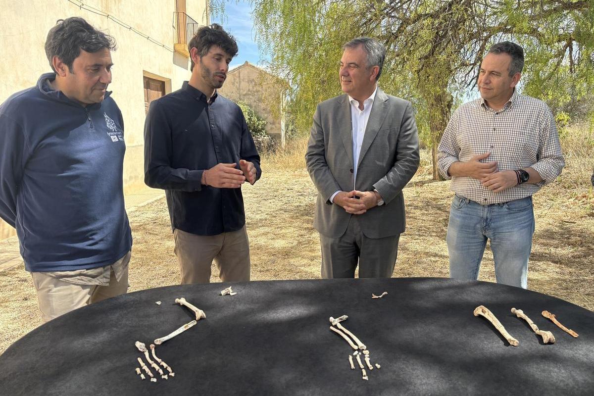 Pedro Piñero (2i), codirector del yacimiento de Quibas, frente a los restos de lince.