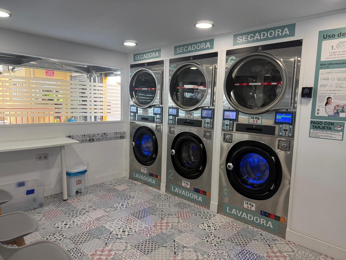 Una lavandería autoservicio en un parking de coches.