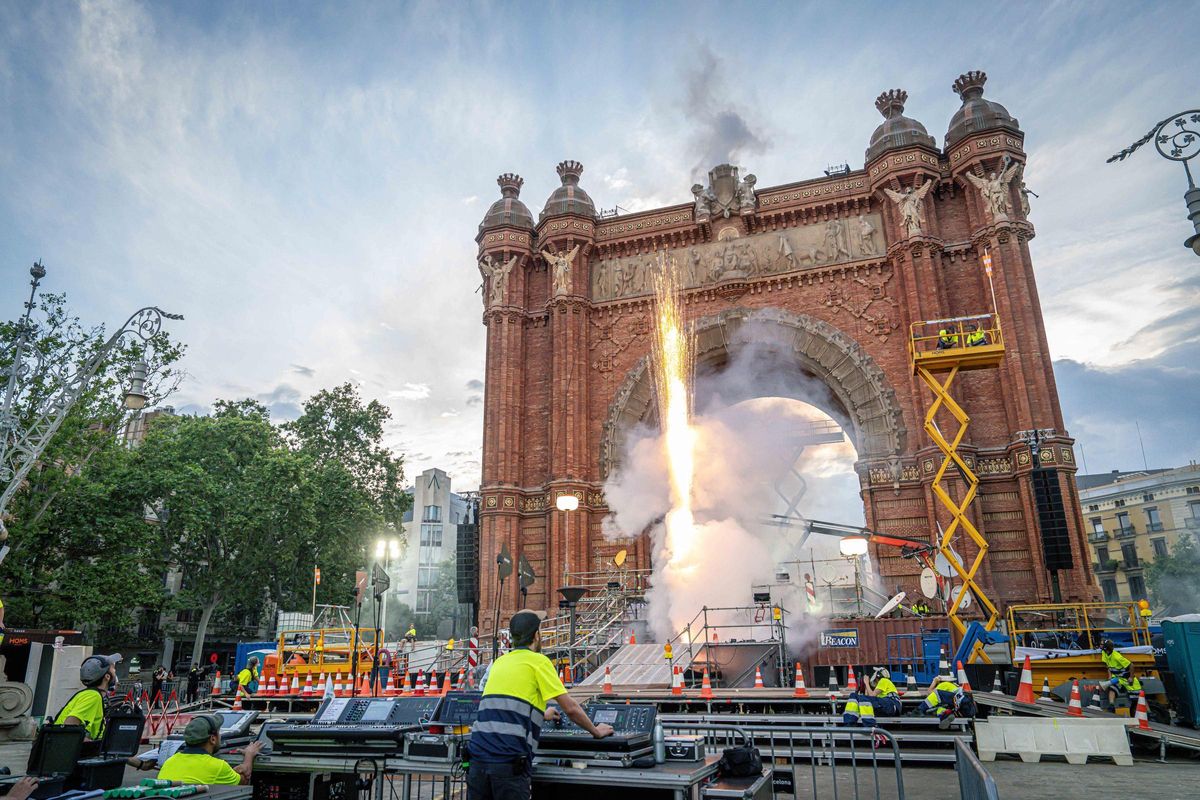 Marc Salicrú desata un espectáculo caótico con más de 300 personas en el Arc de Triomf