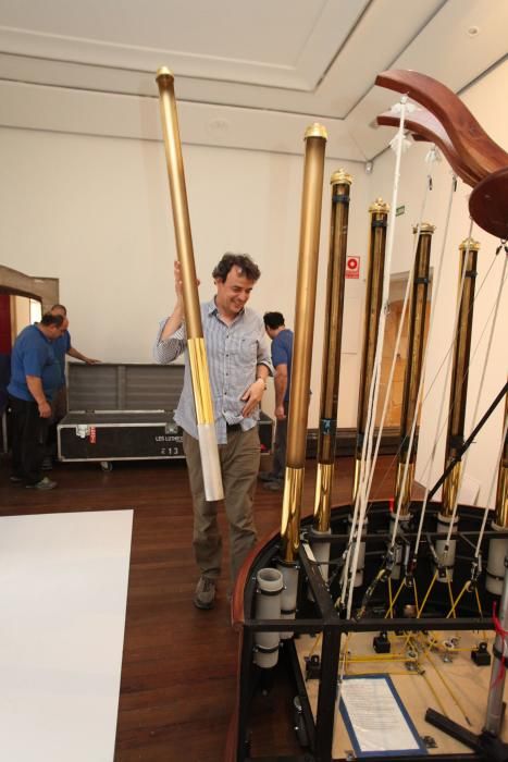 Montaje de la exposición de instrumentos musicales de Les Luthiers