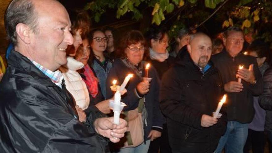 Assistents a la visita guiada pel barri vell de Berga amb espelmes enceses en la Nit de les Ànimes