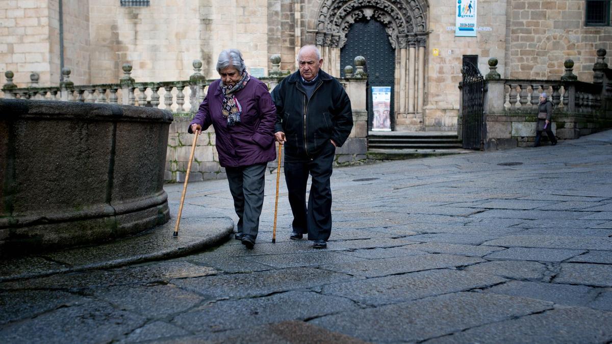 Dos personas pasean por Ourense