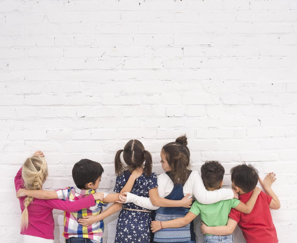 Un grupo de niños de espalda.