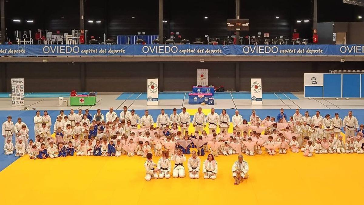 Los participantes en la jornada en el Corredoria Arena.