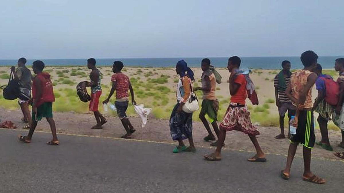 Diversos immigrants caminen per pujar a una embarcació a la costa del Iemen. | DDG