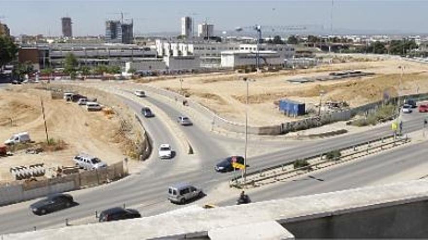 Vista panorámica de parte del suelo liberado sobre las vías del AVE. La imagen está tomada desde San Marcelino y al fondo se ve el barrio de Camí Reial