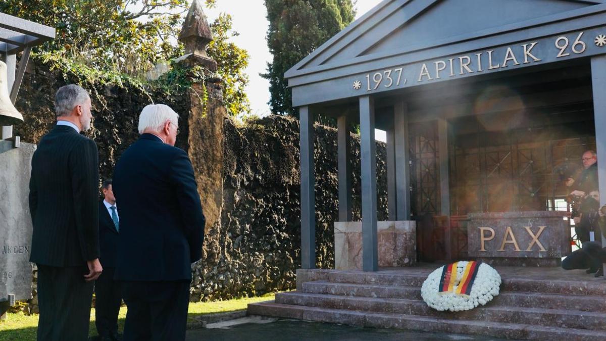 Felipe VI y Steinmeier, este viernes, en el Cementerio de Zarllo, en Gernika.