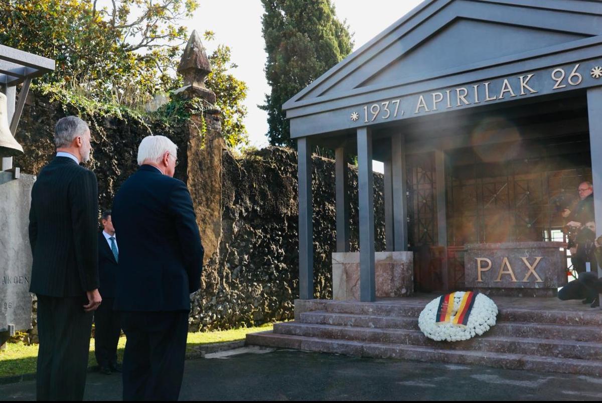 Felipe VI y Steinmeier, este viernes, en el Cementerio de Zarllo, en Gernika.