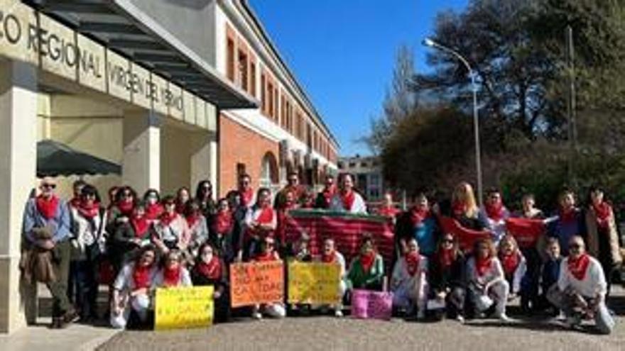 Cuidadores y cuidadoras del Virgen del Yermo exigen que su titulación continúe siendo grado superior