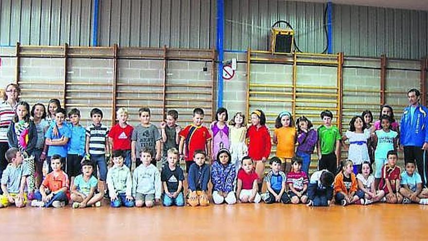 El programa vacacional deportivo reúne a 70 jóvenes