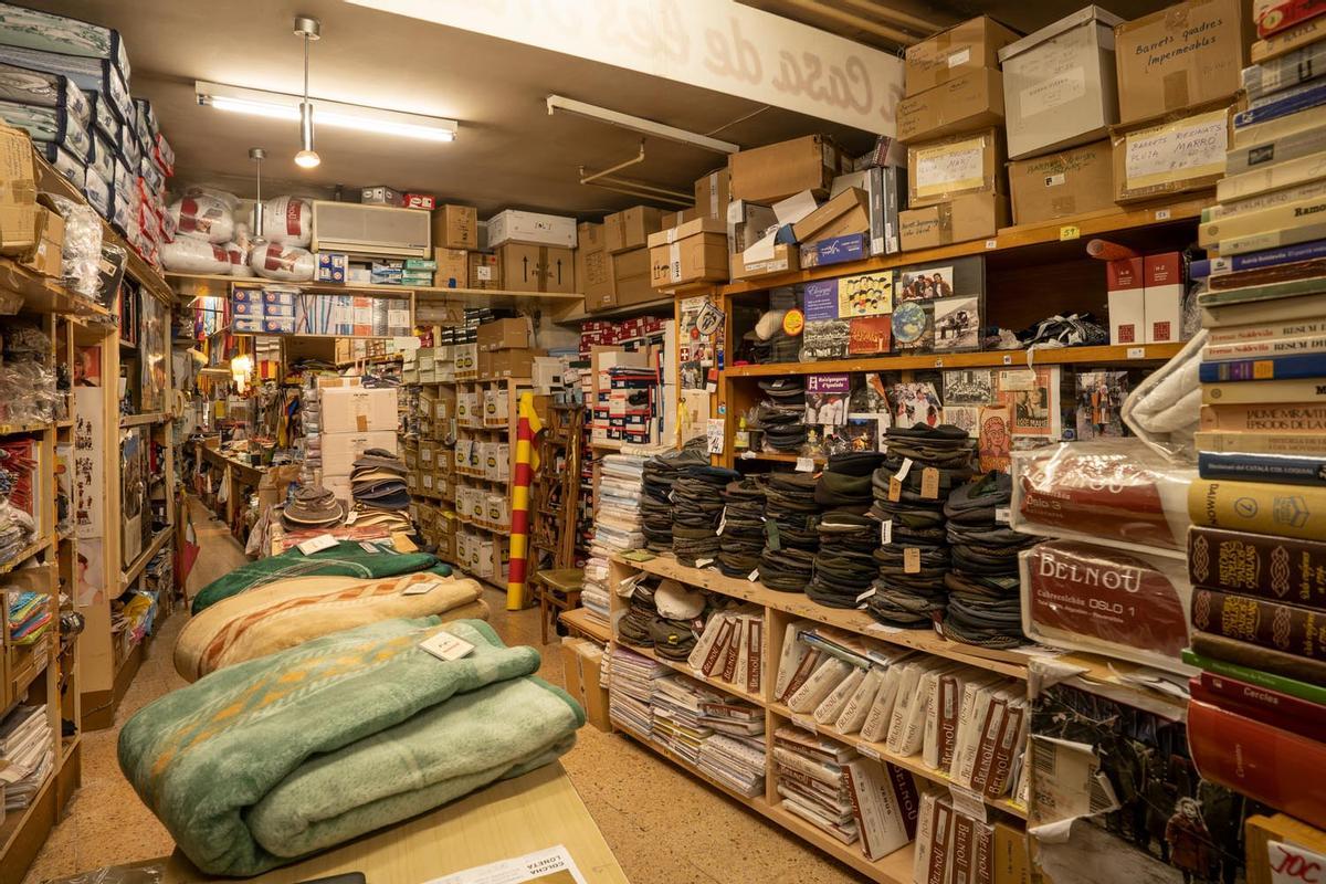 Interior de Cal Marcelino, ple de mantes i articles que han acompanyat generacions d’igualadins