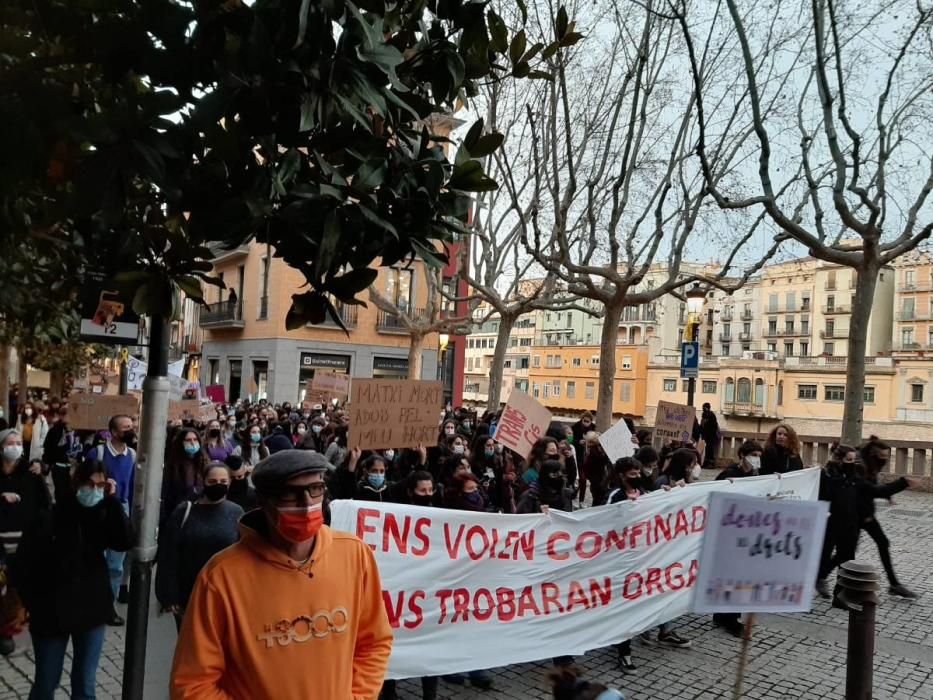 Centenars de persones marxen pel centre de Girona per commemorar el 8-M