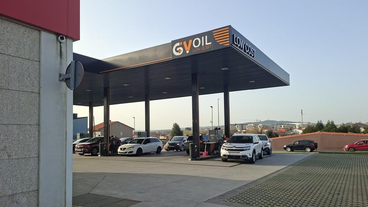 La gasolinera low cost GVoil de O Castiñeiriño, se coloca este martes como una de las más económicas de Santiago