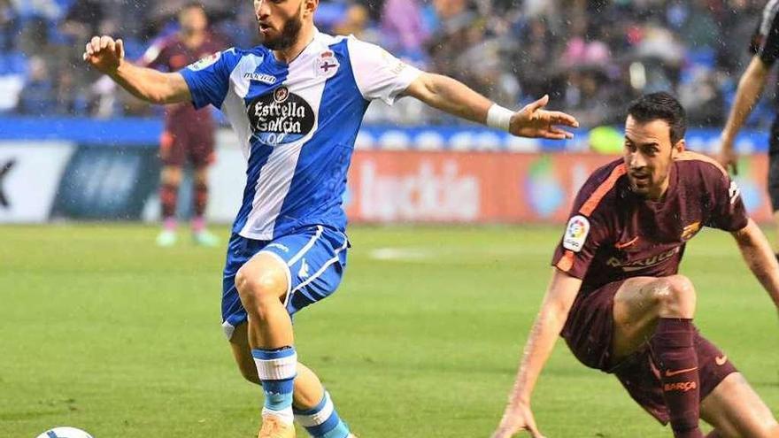 Çolak con el balón, tras dejar atrás a Busquets, en el partido contra el Barcelona.