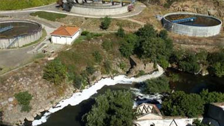 La empresa achaca el mal olor a que trata más agua residual