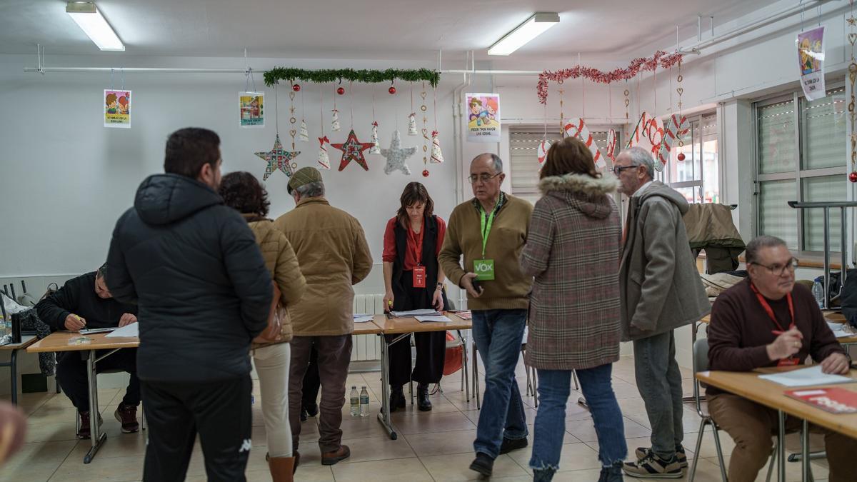 Un colegio de Mérida en el momento de la votación.