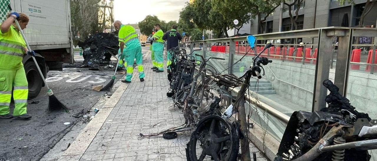 Diverses motos cremades durant la matinada d’ahir a Barcelona. | GUILLEM SÁNCHEZ