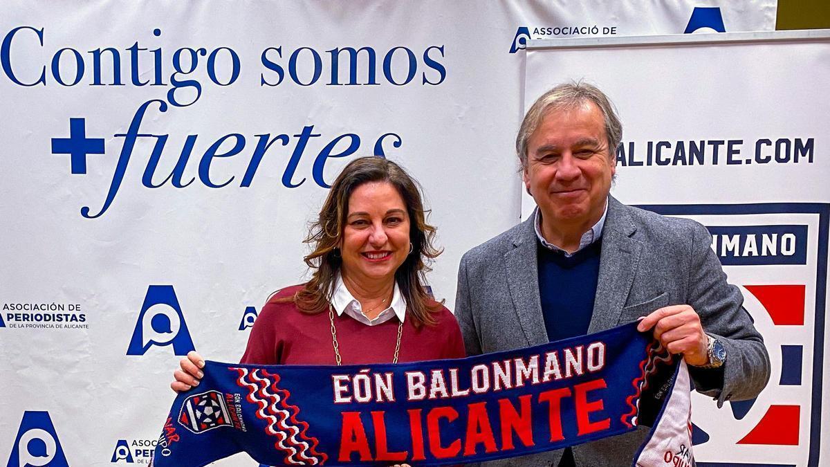 Rosalía Mayor y Jaime Cremades &quot;Ñago&quot; posan con la bufanda del EÓN Horneo Alicante
