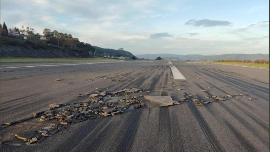 Resto del socavón en la pista que ha obligado a cerrar al tráfico aéreo el aeropuerto de Vigo.