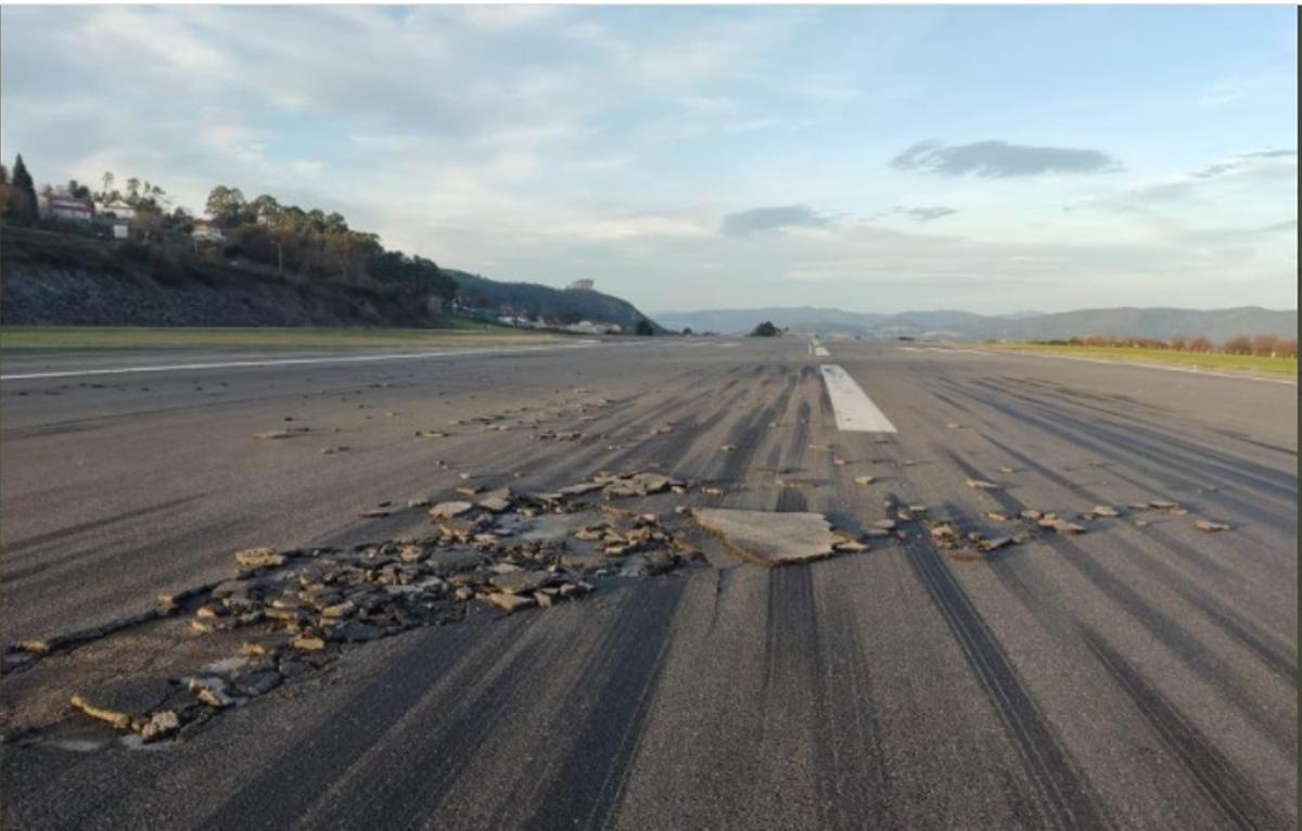 Resto del socavón en la pista que ha obligado a cerrar al tráfico aéreo el aeropuerto de Vigo.