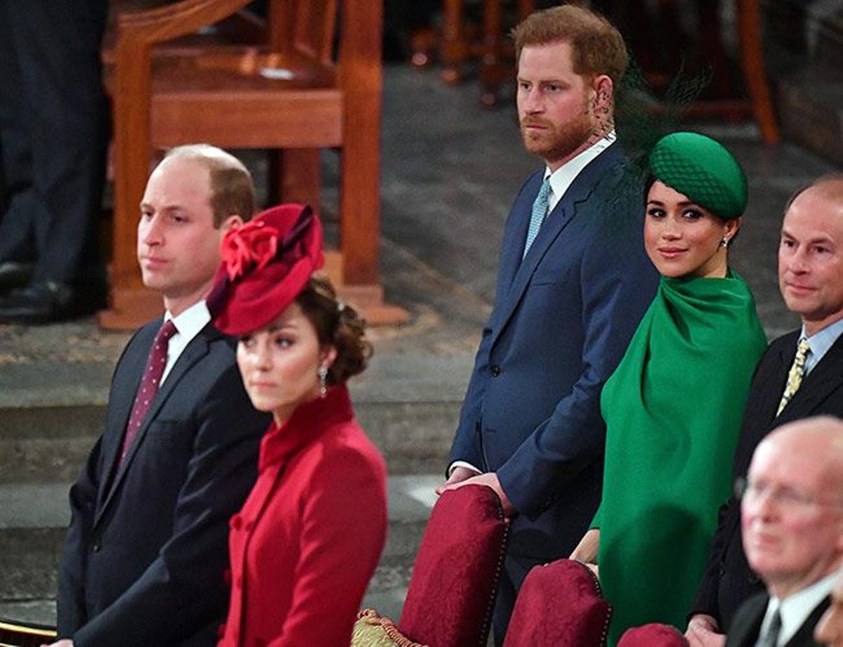 Meghan Markle, de verde y Kate Middleton, de burdeos; durante la ceremonia de la Commonwealth