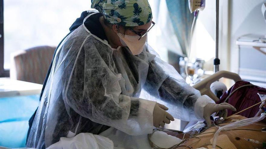 Una doctora atendiendo a un paciente en la planta covid de un hospital.