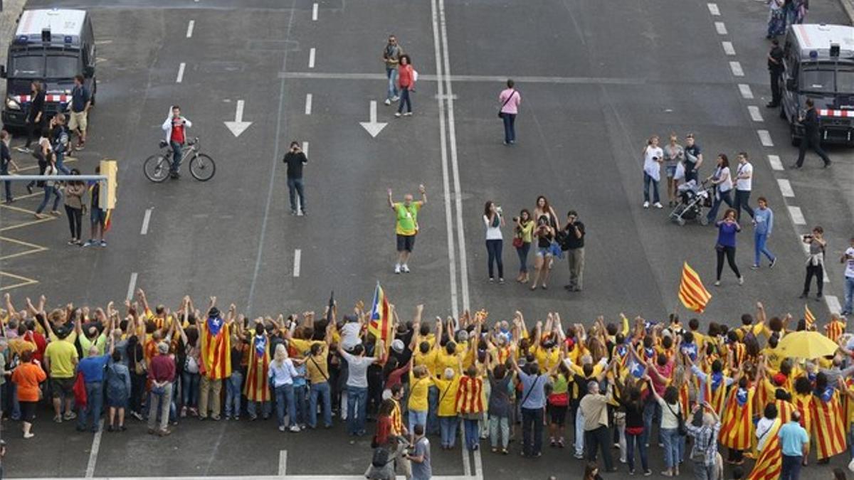 Participantes en la Via Catalana a su paso por Barcelona, el pasado 11 de septiembre