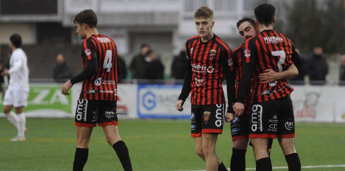 Jugadores del CD Lalín celebran un tanto conseguido en el Cortizo frente al Negreira. | BERNABÉ/JAVIER LALÍN